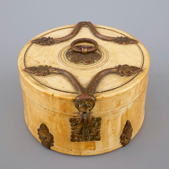 Een Siculo-Arabische ivoren en verguld koperen cylindrische doos of pyxis, 12/13e eeuw
